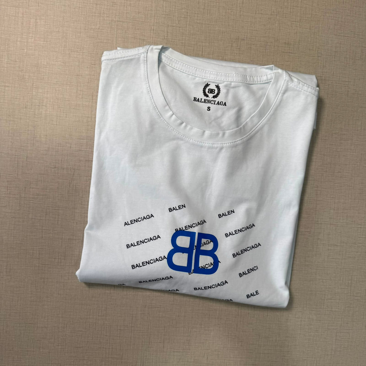Playera Casual Cuello Redondo Blanca con Logo Gráfico - Talla S | Ropa de Caballero