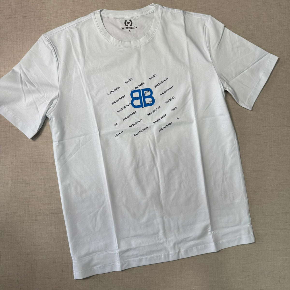 Playera Casual Cuello Redondo Blanca con Logo Gráfico - Talla S | Ropa de Caballero