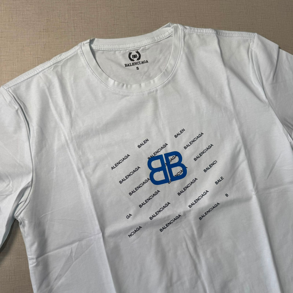 Playera Casual Cuello Redondo Blanca con Logo Gráfico - Talla S | Ropa de Caballero